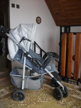 sportovy kocik sedej farby