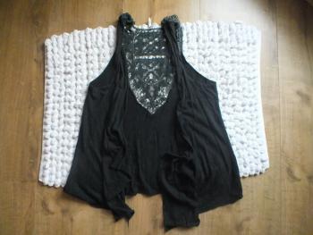 Čierna vesta s čipkou 