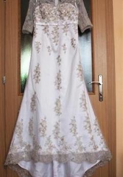 Biele saténové svadobné šaty s výšivkovými aplikáciami