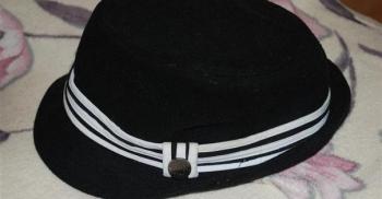 Čierny klobúk s bielymi pásmi