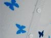 Biele tričko s modrými motýlikmi a gombíkmi -S